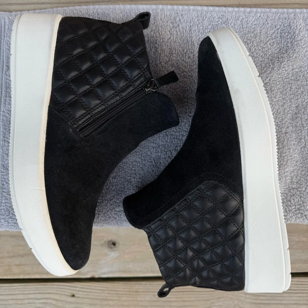 Clarks Suede Ankle Bootie Layton Black Leather Quilted Platform Sneaker 9.5 M
